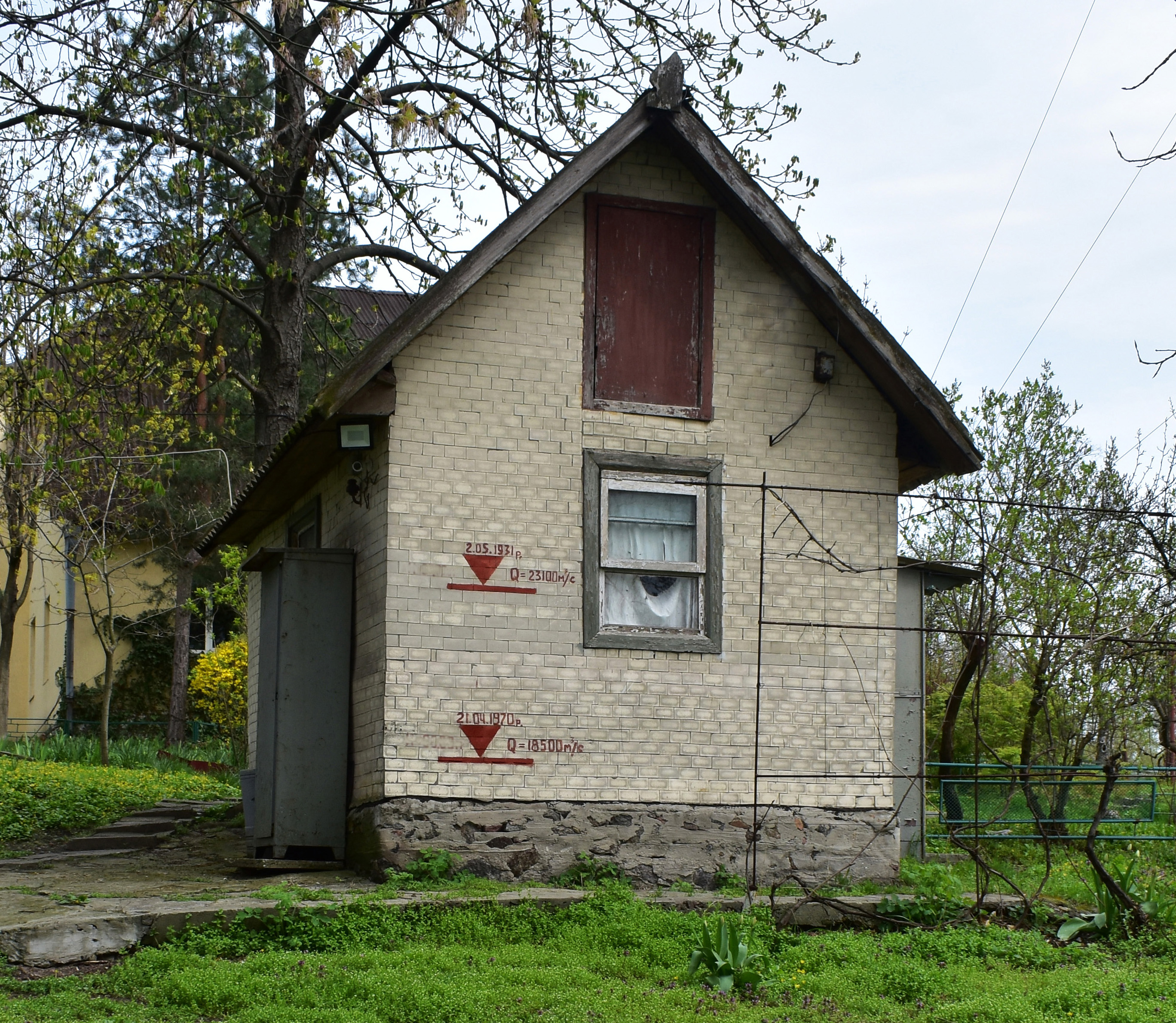 Рівні найвищих повеней на Дніпрі позначені на гідрологічному посту в Гідропарку. Фото надав автор